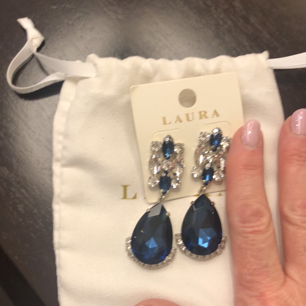 Laura Earings - Picture 4 of 4